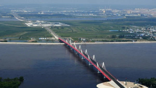 Ρωσία: Εγκαινιάστηκε η πρώτη γέφυρα που τη συνδέει οδικώς με την Κίνα (βίντεο)